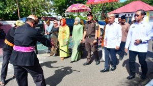 Pemkab Pohuwato Sambut Kajari Baru dengan Prosesi Adat Mopotilolo