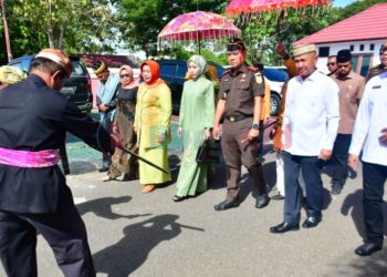 Pemkab Pohuwato Sambut Kajari Baru dengan Prosesi Adat Mopotilolo