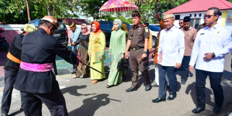 Pemkab Pohuwato Sambut Kajari Baru dengan Prosesi Adat Mopotilolo