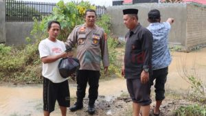Kapolres Winarno Pimpin Pembagian Bantuan Sembako ke Korban Banjir di Marisa