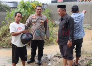 Kapolres Winarno Pimpin Pembagian Bantuan Sembako ke Korban Banjir di Marisa