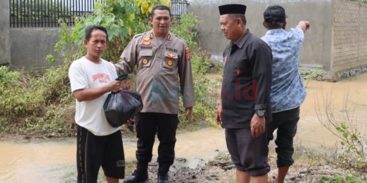 Kapolres Winarno Pimpin Pembagian Bantuan Sembako ke Korban Banjir di Marisa
