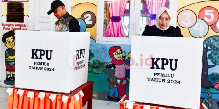 Bupati Pohuwato Salurkan Hak Suaranya di TPS 03 Sipatana-Buntulia