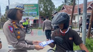 Operasi Patuh Otanaha 2024, Satlantas Polres Pohuwato Bagikan Stiker Keselamatan kepada Pengendara