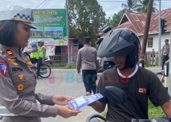 Operasi Patuh Otanaha 2024, Satlantas Polres Pohuwato Bagikan Stiker Keselamatan kepada Pengendara