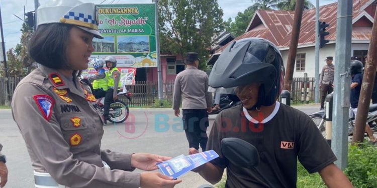 Operasi Patuh Otanaha 2024, Satlantas Polres Pohuwato Bagikan Stiker Keselamatan kepada Pengendara
