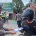 Operasi Patuh Otanaha 2024, Satlantas Polres Pohuwato Bagikan Stiker Keselamatan kepada Pengendara