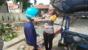 Operasi Patuh Otanaha 2024, Kasat Lantas Polres Pohuwato Bagikan Helm Gratis