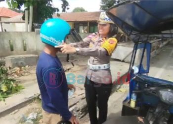 Operasi Patuh Otanaha 2024, Kasat Lantas Polres Pohuwato Bagikan Helm Gratis