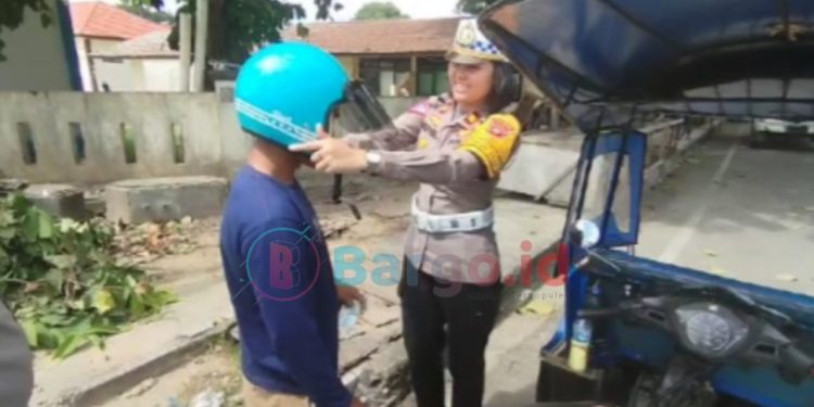 Operasi Patuh Otanaha 2024, Kasat Lantas Polres Pohuwato Bagikan Helm Gratis