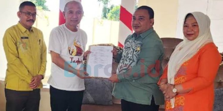 Terima SK Pemberhentian dan Pengangkatan Anggota DPRD Periode 2024-2029, Bupati Saipul: Semoga Lancar