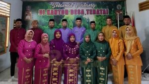 Kebersamaan Pemdes Teratai di HUT RI ke-79, Kompak Kenakan Pakaian Adat Gorontalo