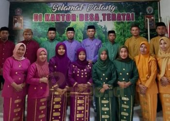 Kebersamaan Pemdes Teratai di HUT RI ke-79, Kompak Kenakan Pakaian Adat Gorontalo