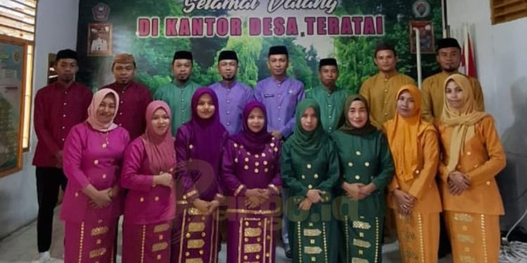 Kebersamaan Pemdes Teratai di HUT RI ke-79, Kompak Kenakan Pakaian Adat Gorontalo