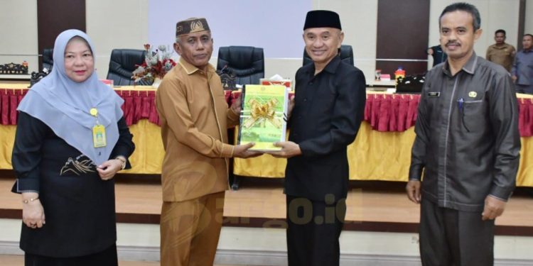 Di Rapat Paripurna DPRD Pohuwato, Bupati Saipul Serahkan Dokumen Perubahan APBD 2024
