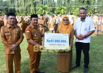 Pj Bupati Boalemo Sherman Moridu Serahkan Santunan BPJS dan Tekankan Kedisiplinan ASN