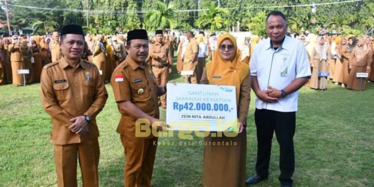 Pj Bupati Boalemo Sherman Moridu Serahkan Santunan BPJS dan Tekankan Kedisiplinan ASN