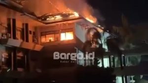 Gedung Utama Polda Gorontalo Terbakar, Polisi dan Damkar Berjibaku Padamkan Api