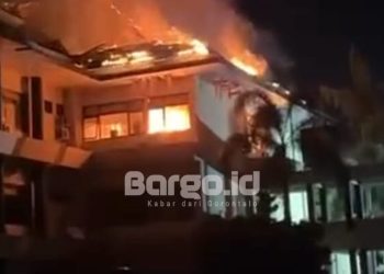 Gedung Utama Polda Gorontalo Terbakar, Polisi dan Damkar Berjibaku Padamkan Api