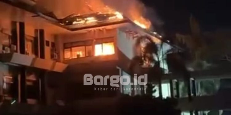 Gedung Utama Polda Gorontalo Terbakar, Polisi dan Damkar Berjibaku Padamkan Api