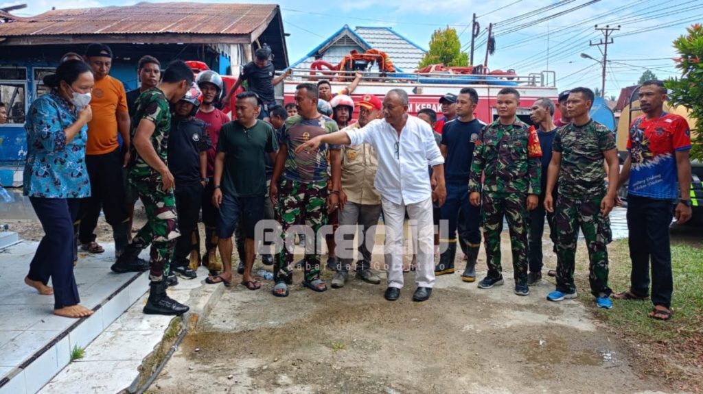 Dua Rumah Warga dan PDAM Pohuwato Terbakar, Babinsa 1313-02 Marisa Cepat Tanggap Padamkan Api
