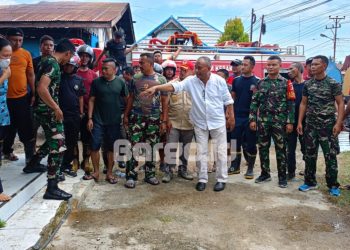 Dua Rumah Warga dan PDAM Pohuwato Terbakar, Babinsa 1313-02 Marisa Cepat Tanggap Padamkan Api