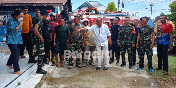 Dua Rumah Warga dan PDAM Pohuwato Terbakar, Babinsa 1313-02 Marisa Cepat Tanggap Padamkan Api