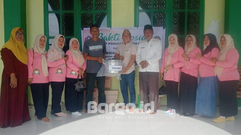 Semarak HUT DWP dan Hari Ibu: Bantuan Sosial untuk Takmirul Masjid Al Munawarah Popayato