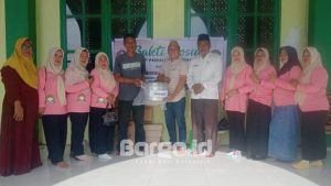 Semarak HUT DWP dan Hari Ibu: Bantuan Sosial untuk Takmirul Masjid Al Munawarah Popayato