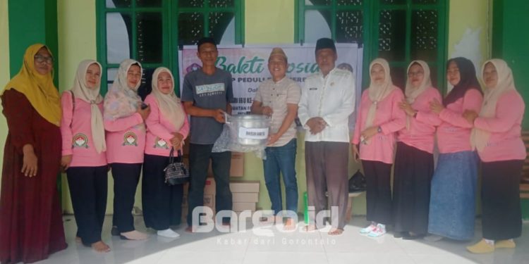 Semarak HUT DWP dan Hari Ibu: Bantuan Sosial untuk Takmirul Masjid Al Munawarah Popayato