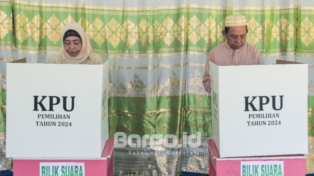 Coblos di TPS 01 Popayato, Wakil Bupati Pohuwato Sampaikan Harapan Pilkada Aman