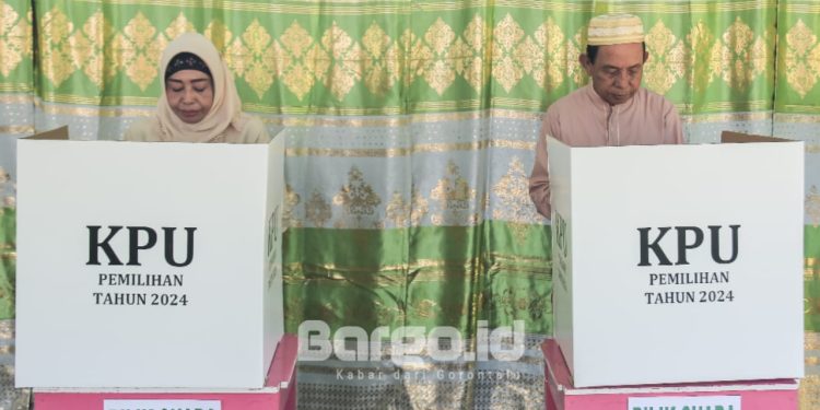 Coblos di TPS 01 Popayato, Wakil Bupati Pohuwato Sampaikan Harapan Pilkada Aman