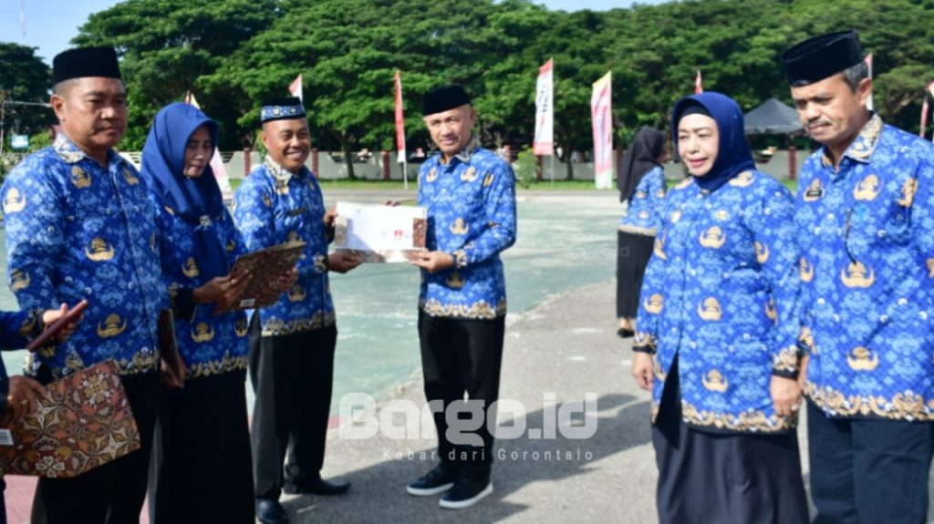 HUT Korpri ke-53, Empat ASN Pohuwato Terima SK Pensiun dari Bupati Saipul