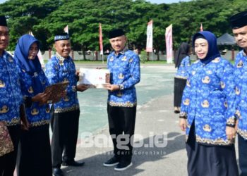 HUT Korpri ke-53, Empat ASN Pohuwato Terima SK Pensiun dari Bupati Saipul