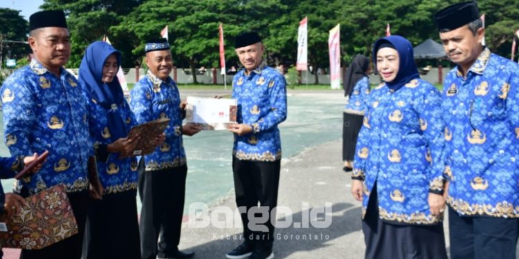 HUT Korpri ke-53, Empat ASN Pohuwato Terima SK Pensiun dari Bupati Saipul