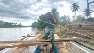 Babinsa Koramil 1313-02 Marisa Bantu Warga Pohuwato Menyeberang Pasca Jembatan Gantung Ambruk