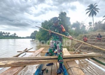 Babinsa Koramil 1313-02 Marisa Bantu Warga Pohuwato Menyeberang Pasca Jembatan Gantung Ambruk