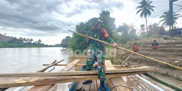 Babinsa Koramil 1313-02 Marisa Bantu Warga Pohuwato Menyeberang Pasca Jembatan Gantung Ambruk