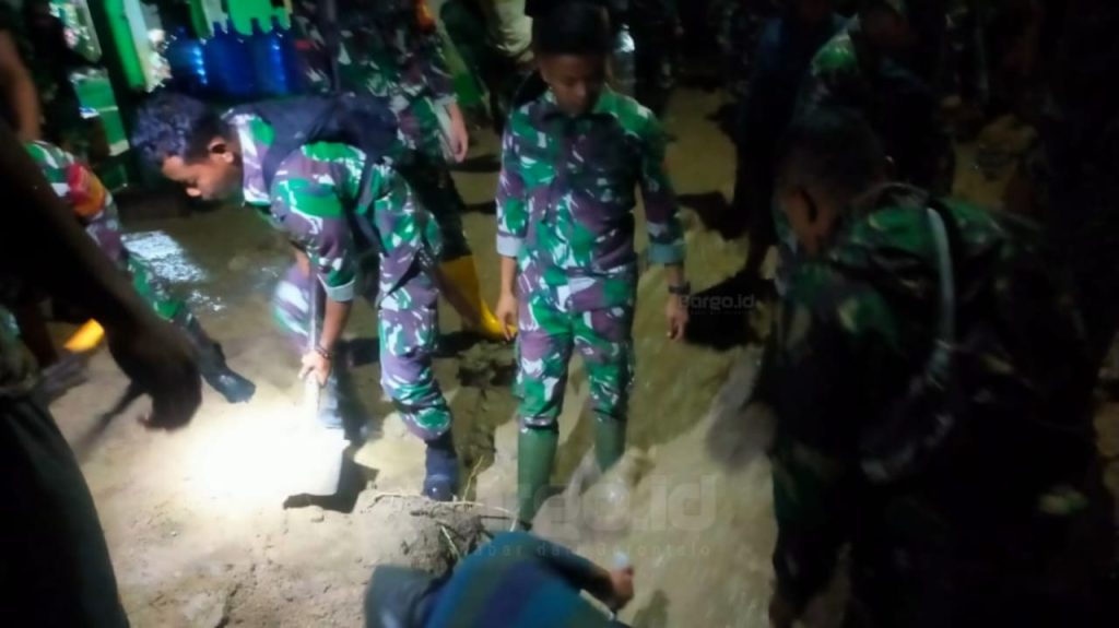 Dandim 1313 Pohuwato Madiyan Surya Bersama Tim Gabungan Bantu Evakuasi Warga