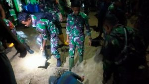 Dandim 1313 Pohuwato Madiyan Surya Bersama Tim Gabungan Bantu Evakuasi Warga