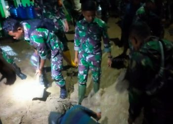 Dandim 1313 Pohuwato Madiyan Surya Bersama Tim Gabungan Bantu Evakuasi Warga