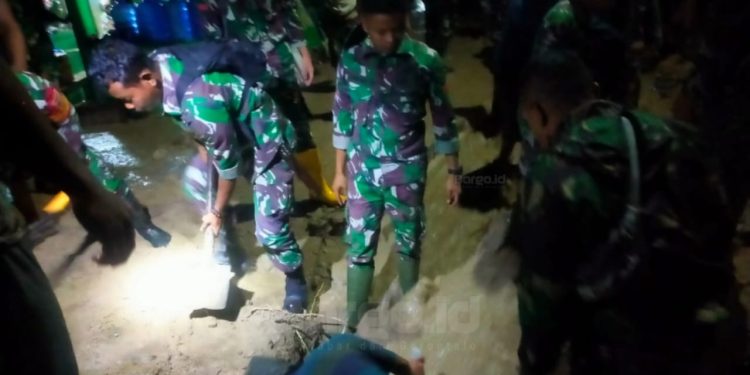 Dandim 1313 Pohuwato Madiyan Surya Bersama Tim Gabungan Bantu Evakuasi Warga