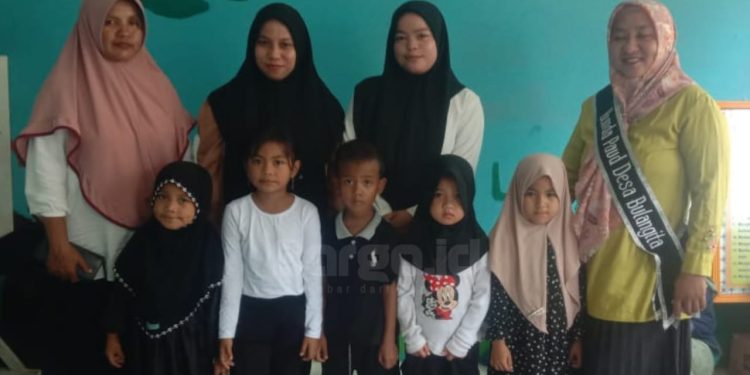 24 Anak PAUD Pertiwi Terima Buku Rapor dari Ketua PKK Desa Bulangita