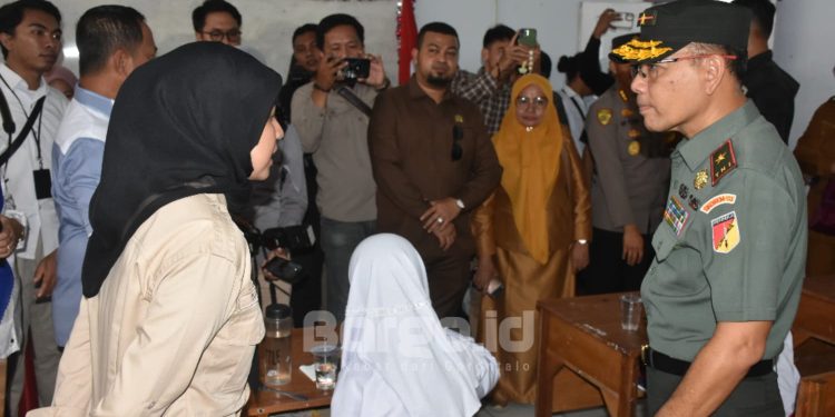 Dukung Program Prioritas Nasional, TNI dan SPPG di Gorontalo Distribusikan Makanan Bergizi ke Sekolah