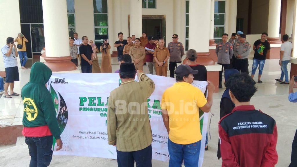 Puluhan Warga Randangan Demo, Tuntut Pemberhentian Kades Patuhu, Pemkab Pohuwato Masih Tunggu Fakta Hukum