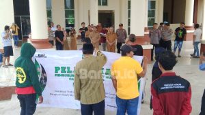 Puluhan Warga Randangan Demo, Tuntut Pemberhentian Kades Patuhu, Pemkab Pohuwato Masih Tunggu Fakta Hukum