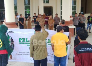 Puluhan Warga Randangan Demo, Tuntut Pemberhentian Kades Patuhu, Pemkab Pohuwato Masih Tunggu Fakta Hukum