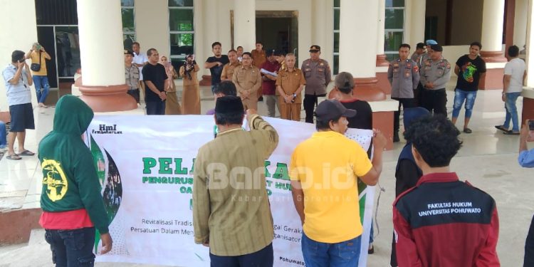 Puluhan Warga Randangan Demo, Tuntut Pemberhentian Kades Patuhu, Pemkab Pohuwato Masih Tunggu Fakta Hukum