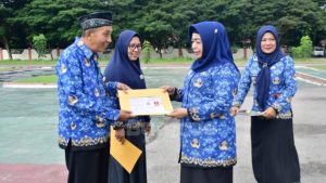 Agustina dan Rahmat Terima SK Pensiun, Wabup Suharsi: Terima Kasih atas Dedikasinya