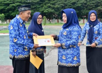 Agustina dan Rahmat Terima SK Pensiun, Wabup Suharsi: Terima Kasih atas Dedikasinya